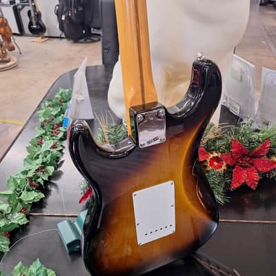 Fender 70th Anniversary American Vintage II '54 Stratocaster 2024 - 2-Color Sunburst image 7