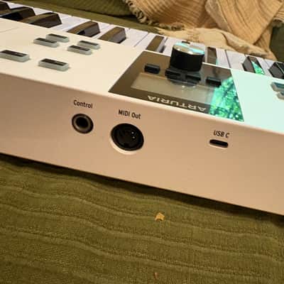Arturia KeyLab Essential 61 MkIII MIDI Controller 2024 - Present - Alpine White image 4