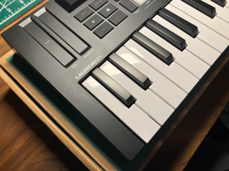Novation Launchkey Mini 25 MKIV MIDI Keyboard Controller 2024 - Present - Black image 1