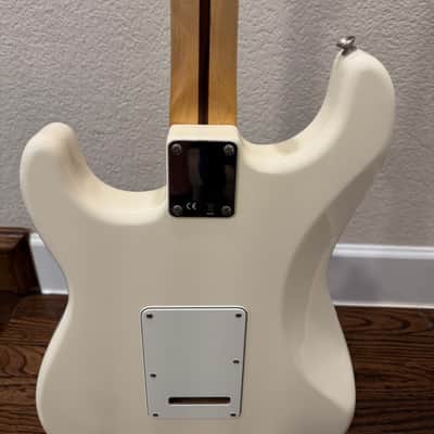 Fender Standard Stratocaster with Maple Fretboard 2011 - 2014 - White image 10