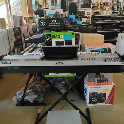 Yamaha Tyros 5 Bundle image 5