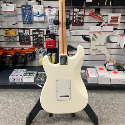 Fender Standard Stratocaster with Maple Fretboard 1998 - 2005 - Arctic White image 5