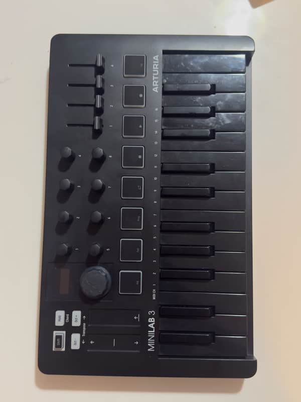Arturia MiniLab MKIII 25-Key MIDI Controller 2022 - Present - Deep Black image 1
