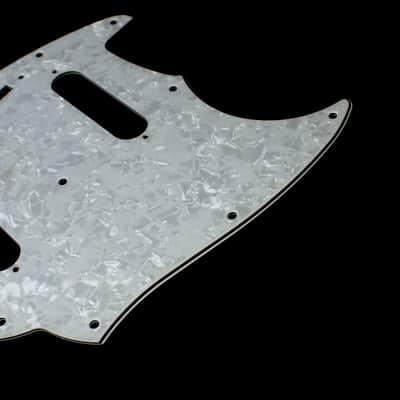 Replacment Pickguard For Mustang Classic Series style ,4Ply White Pearloid Bild 4
