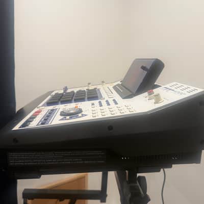 Akai MPC4000 Music Production Center - White image 3