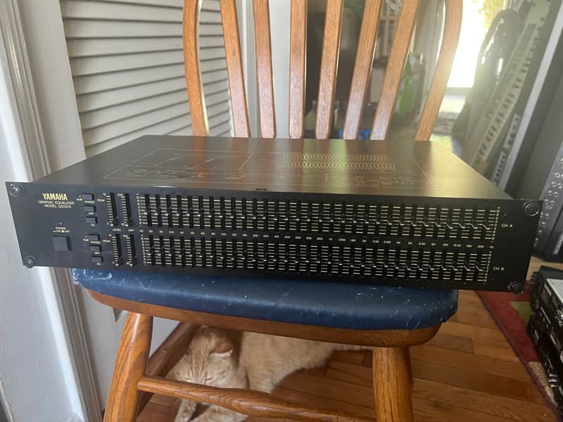 Yamaha Q2031A Dual-Channel Graphic Equalizer with rack mount bolts/washers. Looks near new. Ex-Church image 1