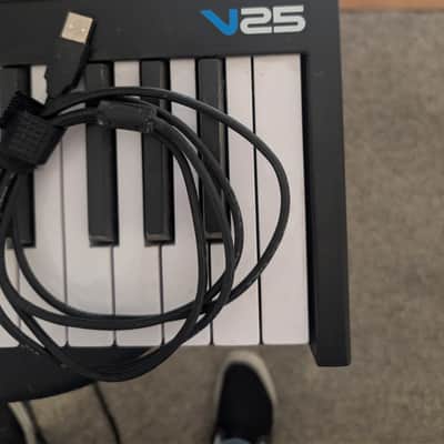 Alesis V25 25-key USB MIDI Controller with Beat Pads 2017 - 2022 - Black image 3