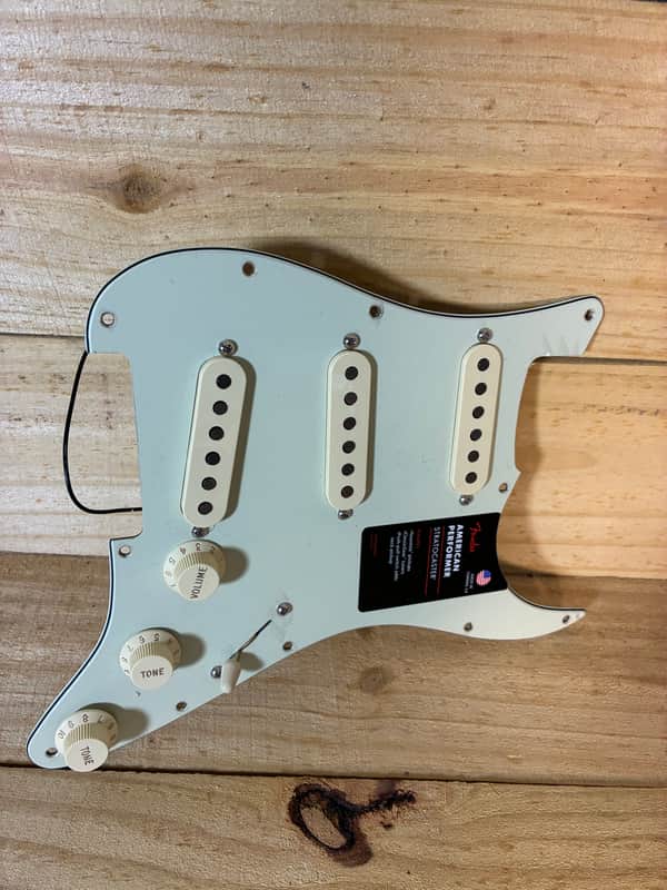 Fender Loaded Pickguard American performer Stratocaster SSS 2024 - Yosemite pickups image 1