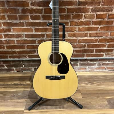 Martin 00-18 Standard Series Acoustic Guitar image 2