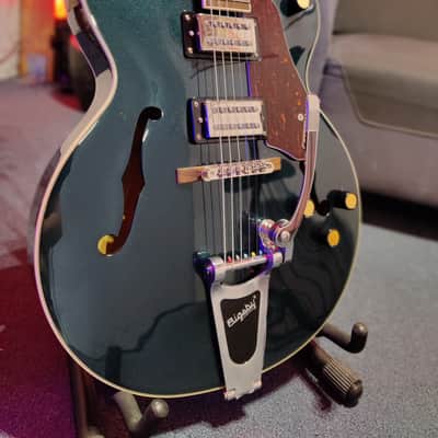 Gretsch G2420T STREAMLINER™ HOLLOW BODY WITH BIGSBY® - Laurel Fingerboard, Broad'Tron™ BT-3S Pickups, Midnight Sapphire image 2