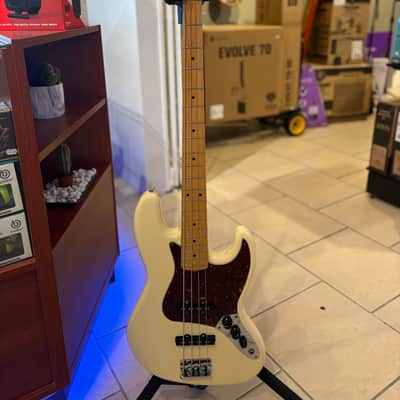 Fender American Standard Jazz Bass with Maple Fretboard 2008 - 2016 - Olympic White image 2