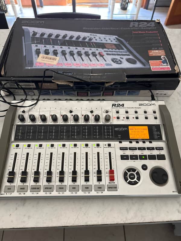 Zoom R24 USB Audio Interface / Digital Multitrack Recorder / Control Surface 2010s - Silver Bild 1