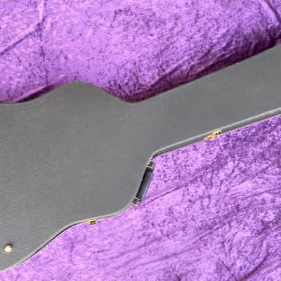 Godin Hardcase for A4 Ultra Bass or other bass models* Robust made in Canada * in very good condition except for one broken latch *RC-19* image 3