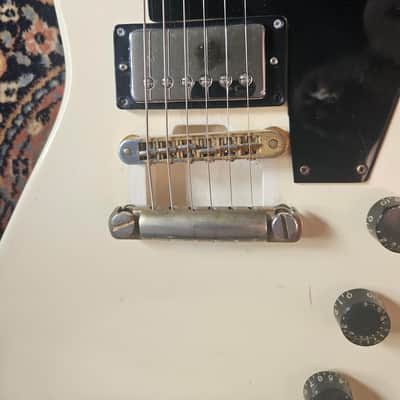 Gibson Explorer 1982 antique white image 9