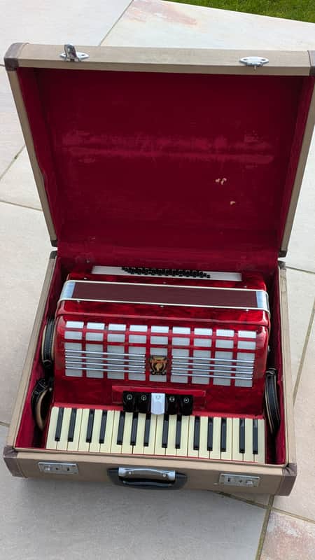 Parrot MUS1307 - 48 bass piano accordion, 1970 image 1
