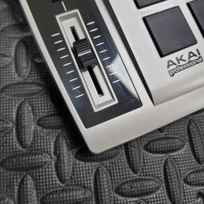 Akai Professional MPD16 USB/MIDI Pad Controller for Windows & Macintosh image 3