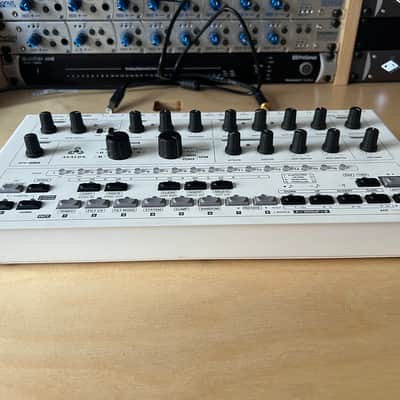 Abstrakt Instruments Avalon Bassline 2016 - White -TB-303 clone synth image 3