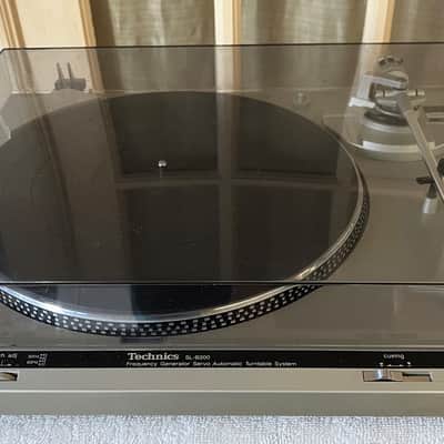 Vintage Technics SL-B200- Auto Return Turntable-Great Working Condition - Silver image 1