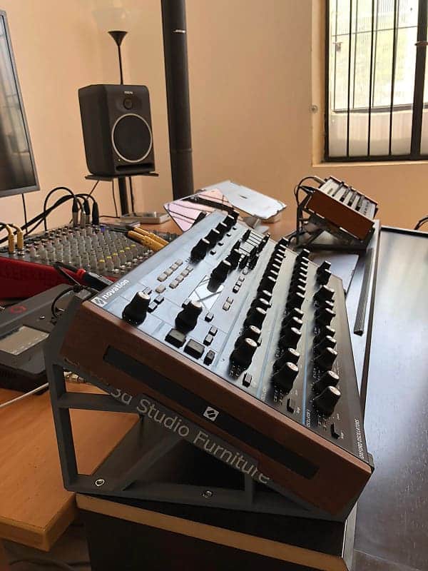 Single stand Novation peak - Synth stand 3dsf image 1