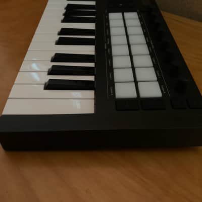 Novation Launchkey 25 MKIII MIDI Keyboard Controller 2020 - Present - Black image 3