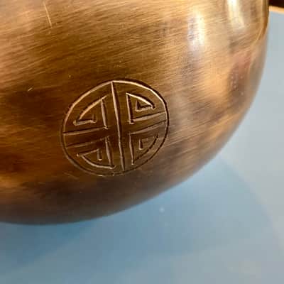 5.75” Hammered Bronze Etched Tibetan Tiger’s Eye Full Moon Singing Bowl w/ Striker image 3