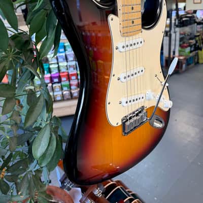 Fender American Stratocaster Maple 2004 - 3 Tone Sunburst image 5