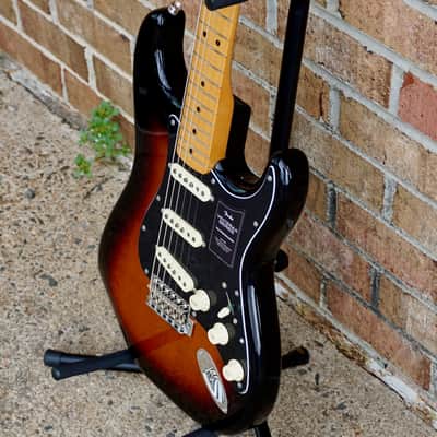 Fender Vintera II '70s Stratocaster Maple Fingerboard 3-Color Sunburst image 4