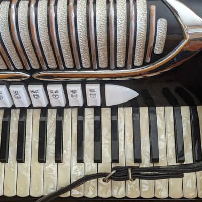 Guerrini Accordion With Hard Case 626 image 3