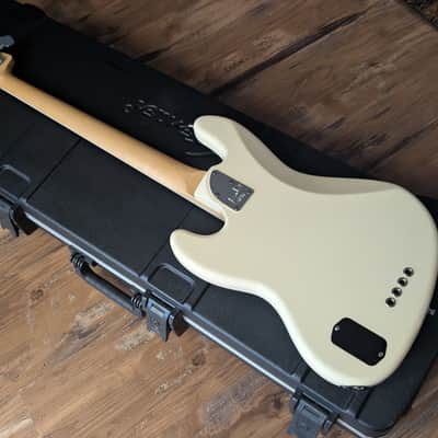 2013 Fender American Deluxe Active 4 String Jazz Bass Guitar White W/OHSC & Candy image 15