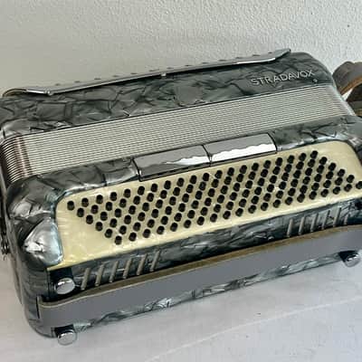 Wonderful Stradavox 41-Key 120-Bass Professional Grade Accordion featuring 5 Bass Registers, OHSC image 5