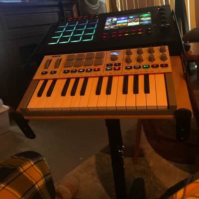 Akai MPC LIVE ll With 2Tb Hd Mpk mini iv Hard Carrying Case & Dust Cover image 6