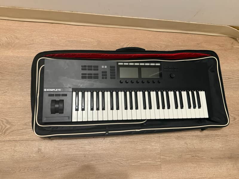 Includes Case! Native Instruments Komplete Kontrol S49 Mk2 2010s - Black image 1