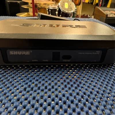 Shure PG4 K7 Wireless Receiver with Lavalier Microphone and Power Supply image 2