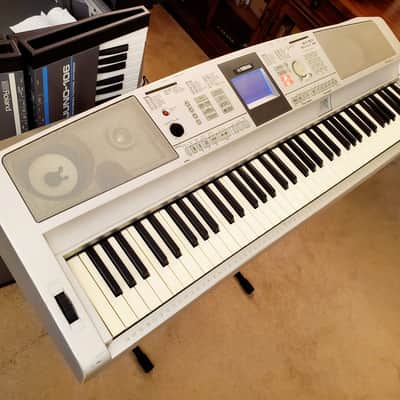 MUST SEE!!! YAMAHA DGX 305 SEMI-WEIGHTED 76-KEY DIGITAL PIANO IN AMAZING CONDITION! image 9