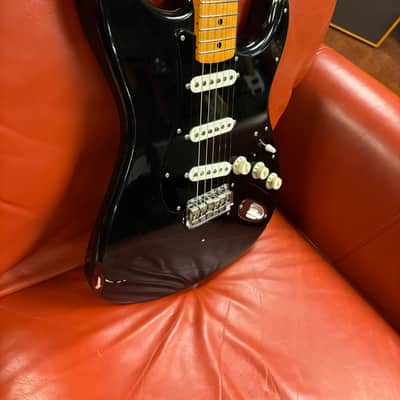 2008 Fender Custom Shop David Gilmour Stratocaster Relic Black over 3-Color Sunburst image 2
