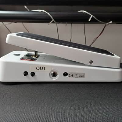 Dunlop 105Q Cry Baby Bass Wah 1999 - Present - White image 2