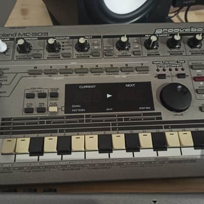 Roland MC-303 Groovebox 1990 - 1998 - Silver image 6