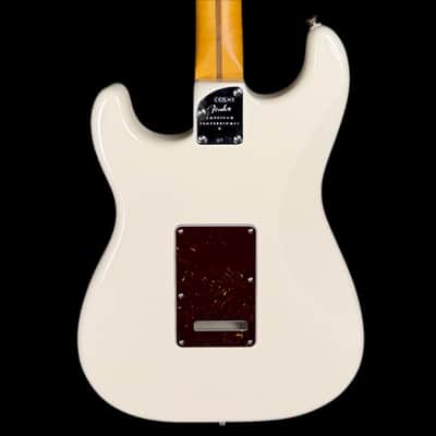 Fender American Professional II Stratocaster in Olympic White w/ Deluxe Hardcase image 2