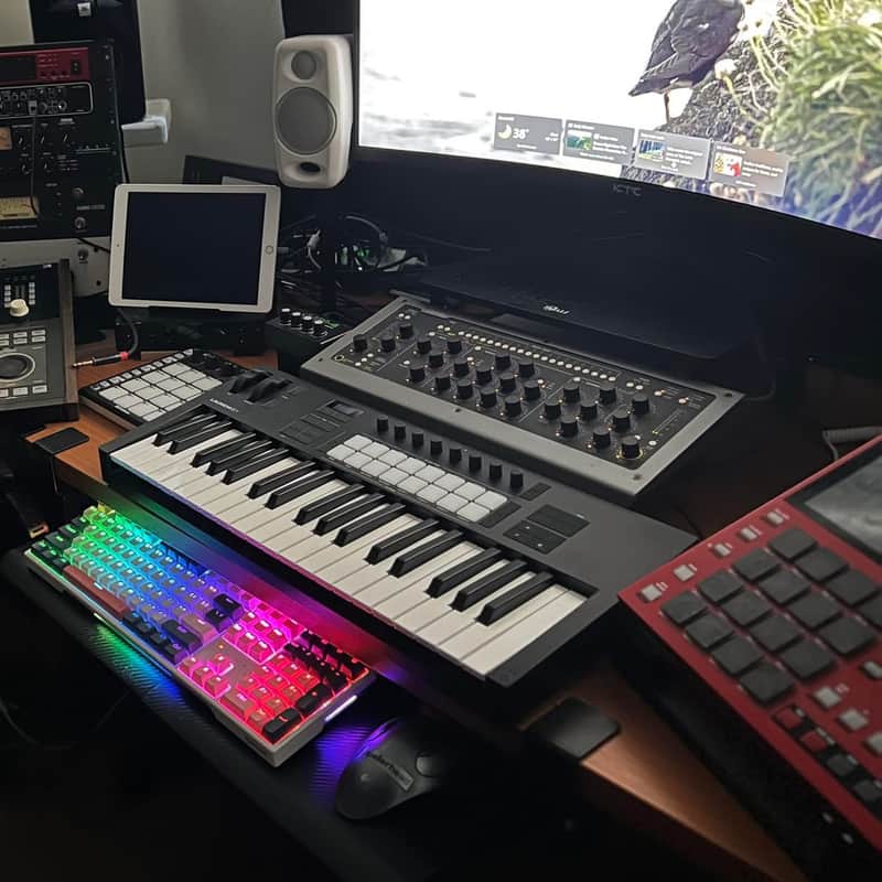 Novation Launchkey 37 MKIV MIDI Keyboard Controller 2024 - Present - Black image 1