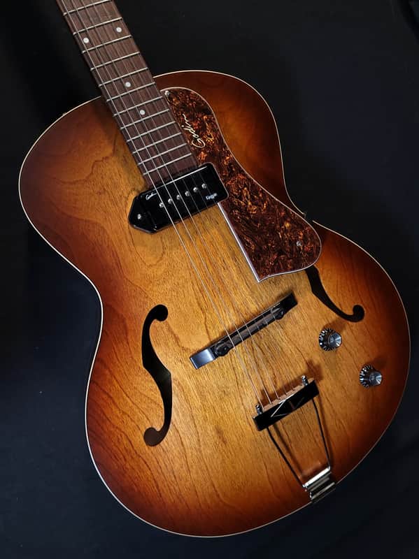 Godin 5th Avenue Kingpin 2010s - Cognac Burst image 1