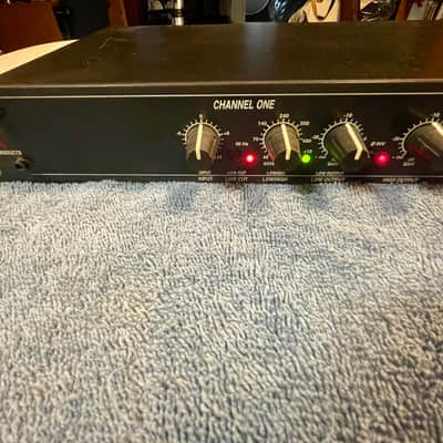 dbx 223s Stereo 2-Way / Mono 3-Way Crossover image 2
