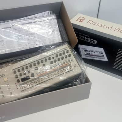 Roland TR-09 Rhythm Composer 2017 - Present - White -Grey image 6