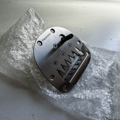 Halon JPV-2311-22C offset guitar patented vibrato for Jazzmaster/Jaguar, inc. stainless steel and brass string plate image 2