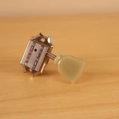 (1) Gibson Deluxe Guitar Tuner Tulip