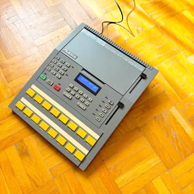 Alesis HR-16 High Sample Rate 16-Bit Drum Machine with original manual + original p.supply and blue led display! image 4