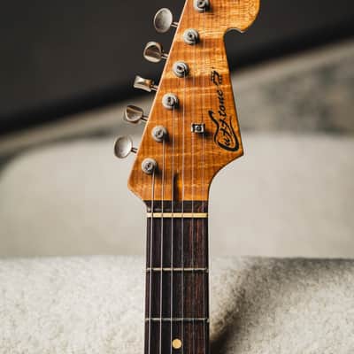 Luxxtone Choppa S Heavy Aging HSS-Olympic White w/Gold Anodized Pickguard & Roasted Flame Maple Neck image 5