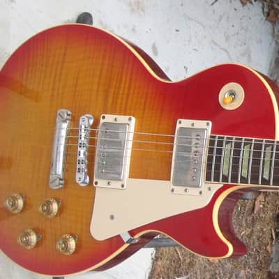 Gibson Les Paul 1960 RI Classic AA Flame Top Plus Sunburst a player image 2