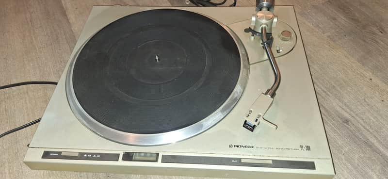 Pioneer PL300 turntable in good condition, missing hinges- 1970's