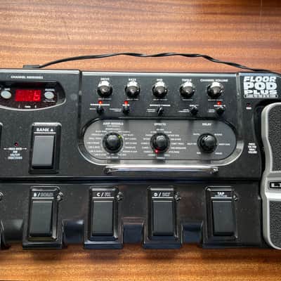 Line 6 Floor POD Plus Multi-Effect and Amp Modeler 2010 - Black (plus hard case) image 2