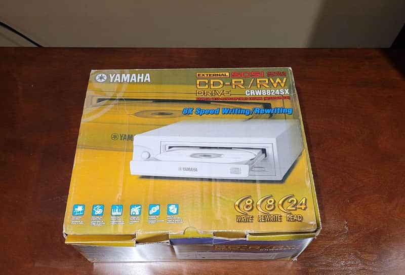 Yamaha CW8824SX SCSI 4 CD-R Drive and Sample Discs A3000 A4000 A5000